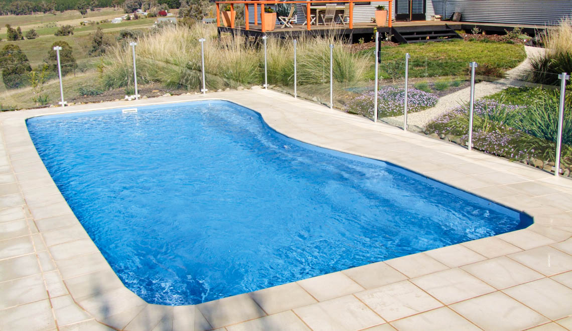 Leisure Pools Moroccan large fiberglas swimming pool with spa nook