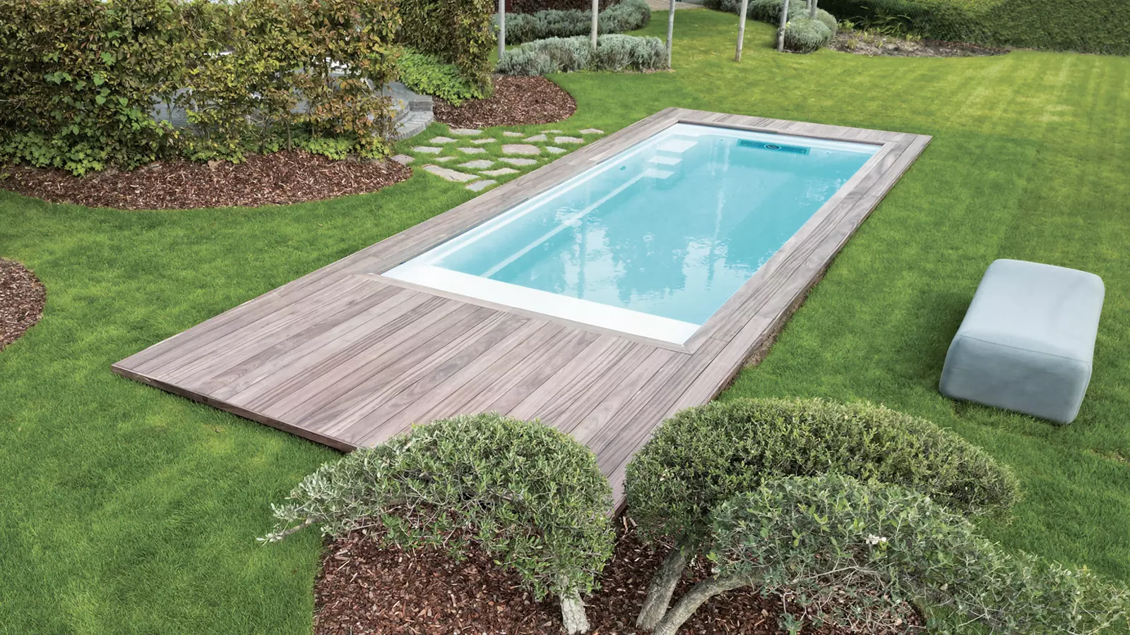 The Encore inground swimming pool model: maximized features. Compact design.