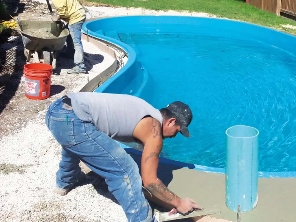 a fiberglass pool contractor